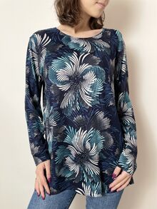 Дамска блуза с дълъг ръкав от мека, трикотажна материя, десен едри цветя в синьо