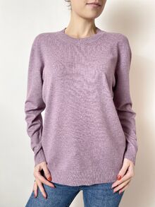 Дамски пуловер с обло деколте в лилав меланж, фино плетиво