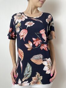 Дамска блуза от 100% памук с къс ръкав, десен пъстри цветя на тъмно син фон