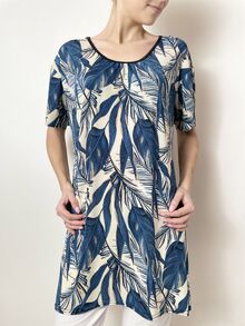 Дамска туника с къс ръкав, леко асиметрична в подгъва, набор по деколтето, десен в морско синьо