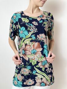 Дамска блуза от жарсе с къс ръкав, десен едри пролетни цветя в зелено - синя гама