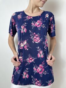 Дамска блуза от жарсе с къс ръкав, десен малки цветенце в розово-лилава гама