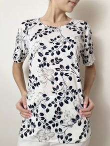 Дамска блуза от жарсе с къс ръкав, десен цветя в бяло и черно