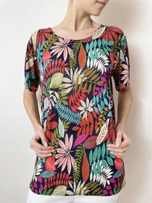 Дамска блуза от жарсе с къс ръкав, десен листа в пъстри, летни цветове