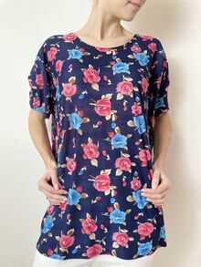 Дамска блуза от жарсе с къс ръкав, десен рози в сини и цикламени тонове