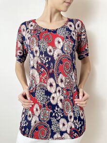 Дамска блуза от жарсе с къс ръкав и асиметрия в подгъва, фигурален десен в синьо и червено