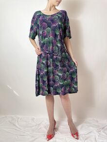 Дамска рокля от жарсе с къс ръкав, дължина до коляното, колан на талията, десен кръгове в лилаво и зелено