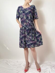 Дамска рокля от жарсе с къс ръкав, дължина до коляното, колан на талията, десен кръгове в лилаво и сиво