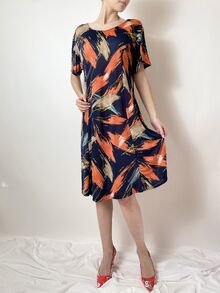 Дамска рокля от жарсе с къс ръкав, дължина до коляното, десен линии в златисто и оранжево