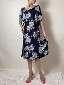 Дамска рокля от жарсе с къс ръкав, дължина под коляното, леко разкроена, десен бели цветя на тъмно син фон
