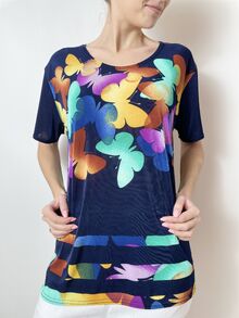 Дамска блуза от жарсе с къс ръкав, десен пеперуди по деколтето в лилаво