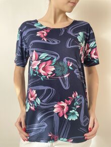 Дамска блуза с къс ръкав от памучно жарсе, десен розови цветя на син фон