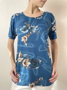 Дамска блуза с къс ръкав от памучно жарсе, десен цветя екрю на син фон