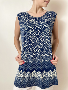 Дамска блуза от жарсе с малки цепки, без ръкав десен с бордюр в синьо