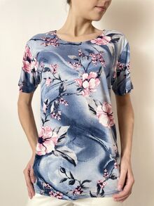Дамска блуза с къс ръкав от памучно жарсе, изключително мека, светло синя на цветя