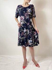 Дамска рокля от жарсе с къс ръкав, дължина до коляното, колан на талията, десен тъмно лилави цветя