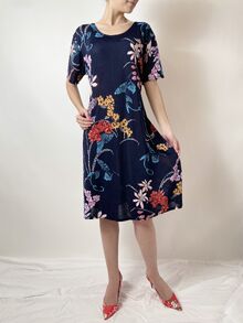 Дамска рокля от жарсе с къс ръкав, дължина до коляното, колан на талията, десен светло лилави цветя