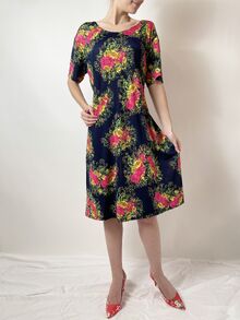 Дамска рокля от жарсе с къс ръкав, дължина до коляното, колан на талията, десен розови и жълти цветя