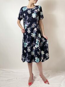 Дамска рокля от жарсе, разкроен модел с къс ръкав, дължина под коляното, десен  тюркоазени цветя