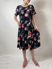 Дамска рокля от жарсе, разкроен модел с къс ръкав, дължина под коляното, десен червени цветя