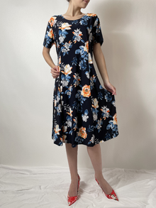 Дамска рокля от жарсе, разкроен модел с къс ръкав, дължина под коляното, десен сини цветя